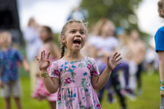girl in pink shouting at magic act